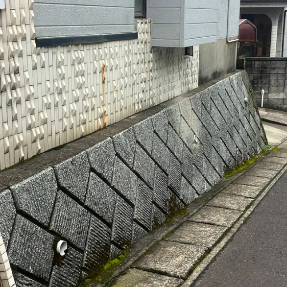 擁壁の直上に建物の荷重がかかる